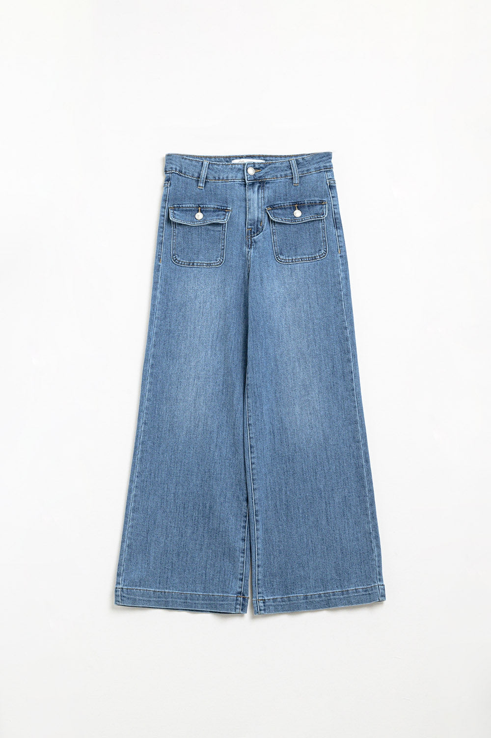 Straight jeans with back pockets at the front
