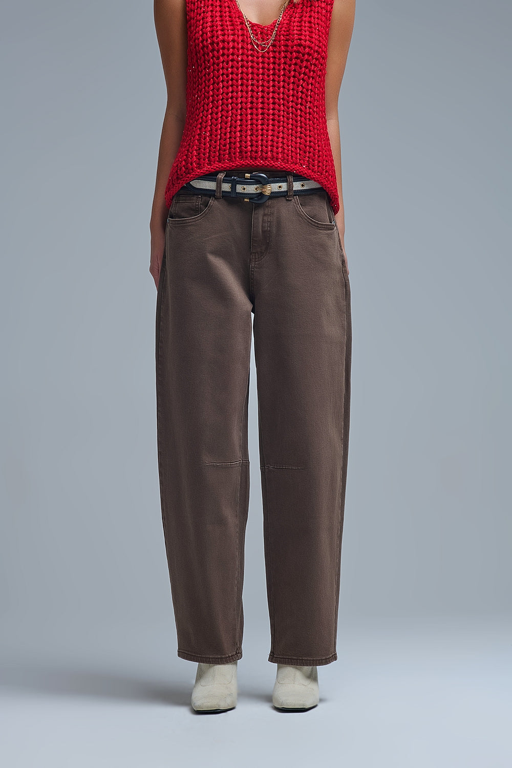 Comfortable stretch jeans with barrel leg in brown