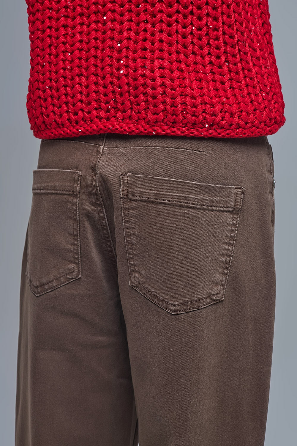 Comfortable stretch jeans with barrel leg in brown