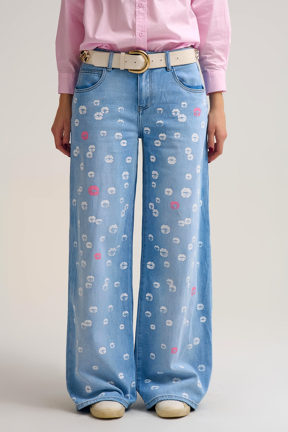 Light wash straight jeans with printed lips