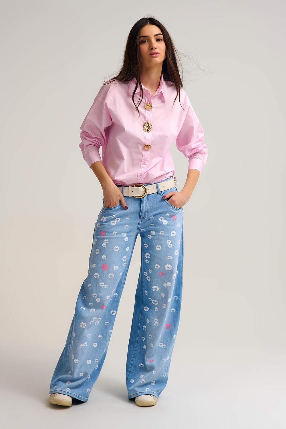 Light wash straight jeans with printed lips