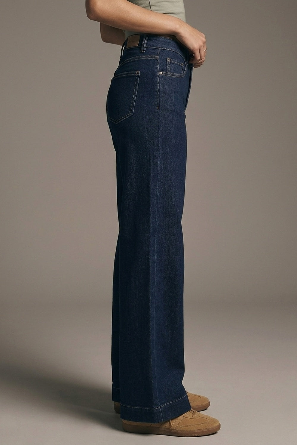 Wide-leg high-waisted jeans in dark denim with contrast stitching