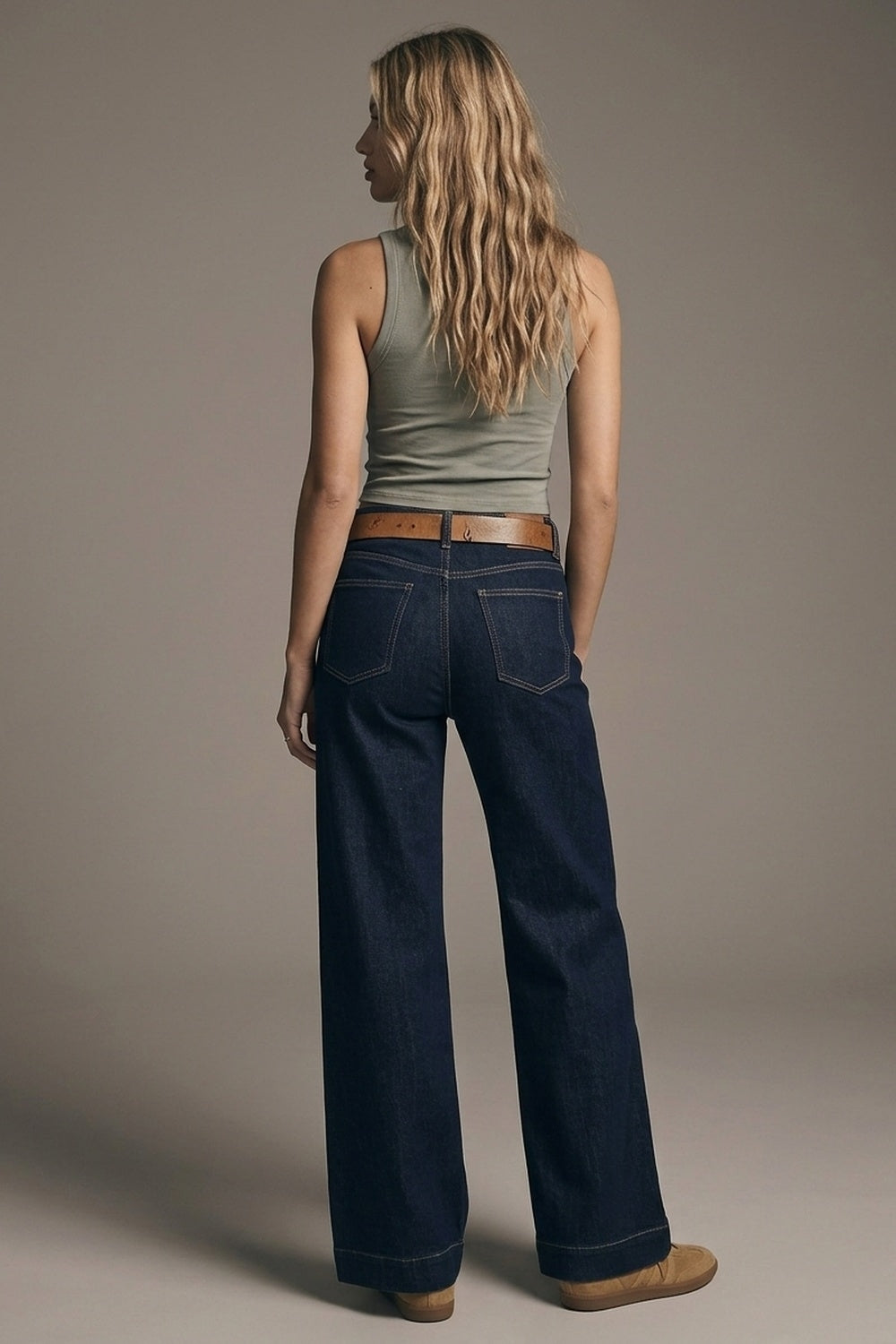 Wide-leg high-waisted jeans in dark denim with contrast stitching