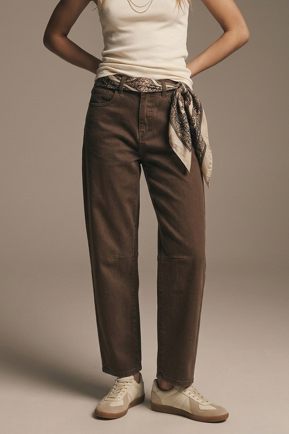 Comfortable stretch jeans with barrel leg in brown